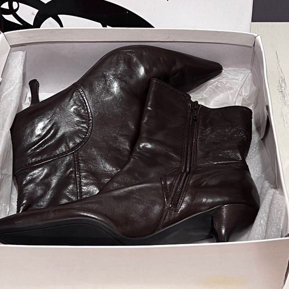 Nine West Brown Heeled Boots with Pointed Toe and Zipper Closure - Picture 10 of 10